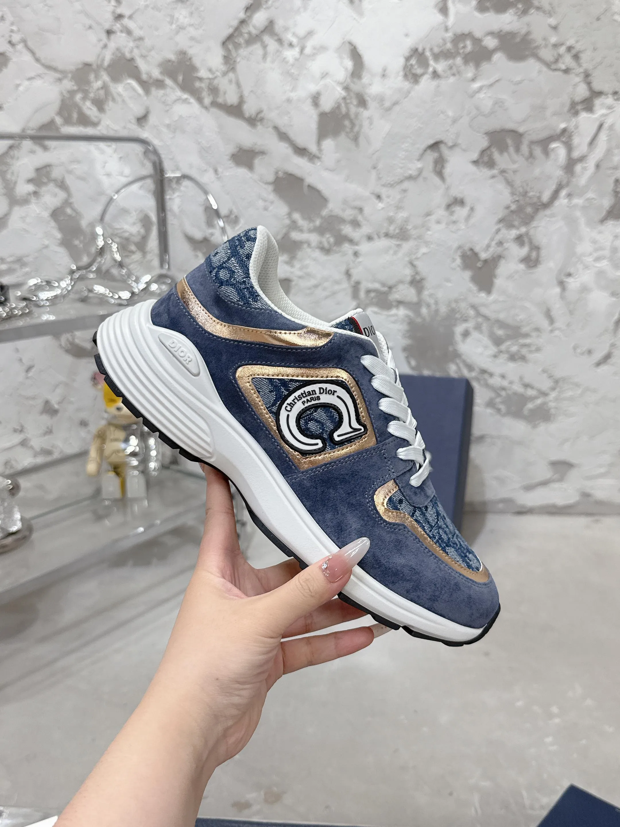 👟👟Ex-factory price 540👟👟 Dior Dior’s latest color matching B30 series dad sneakers. Original version 18,000💰 purchased for development and production. Brand new B30 sneakers. Dad Shoes style shoes that follow the trend of the retro market. The Dior logo on the tongue also indicates that this pair of shoes is the B30 model! B30 uses fine-textured leather and mesh cloth materials to form a shoe body. There are conspicuous letters CD on both sides of the shoe body to indicate identity. Many lines on the shoe body outline details to make the shoes look less monotonous and full of retro flavor. The delivery counter is exquisitely packaged🛍📦 ▪️Fabric: Original customized technical fabric + mesh ▪️Inner lining: Customized breathable lining ▪️Outsole: Original molded IP foam + TPU outsole ▪️Sole thickness: 3.5CM ▪️Size: Men’s size 39-45